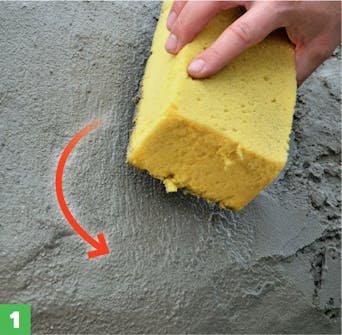 Bearbeta ytan av murad pizzaugn med en våt svamp Bearbeta ytan av murad pizzaugn med en våt svamp